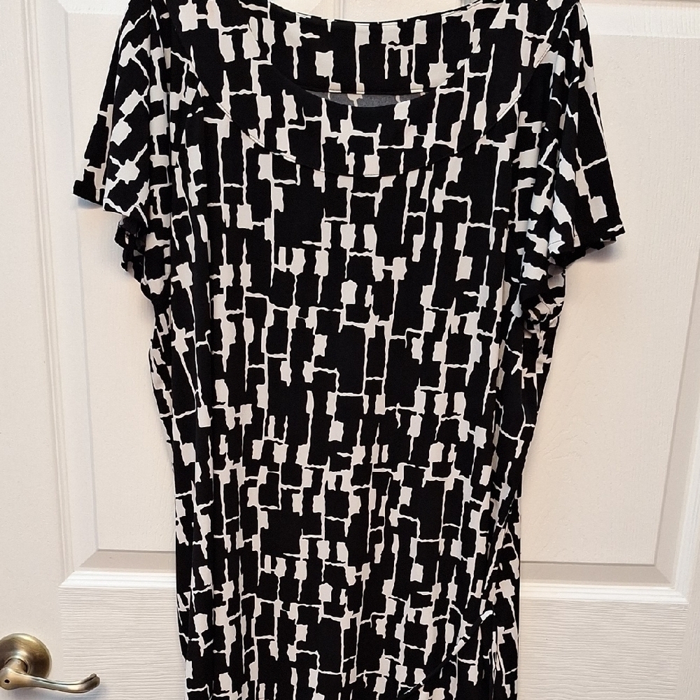 o Merona Black and White Graphic Blouse Size 2